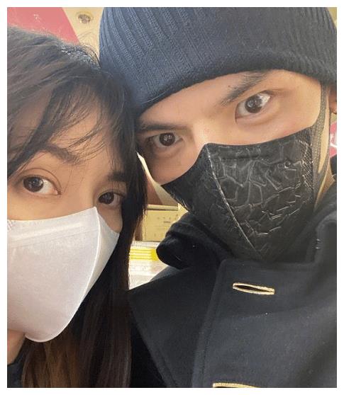 向佐郭碧婷在日本疯狂“买口罩”看到他们购物袋之后，粉丝流泪