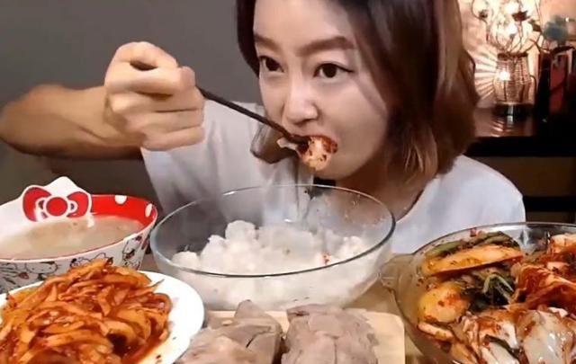 韩国美女到中国旅游,吃饭时拿出自带的泡菜,上菜后却尴尬了
