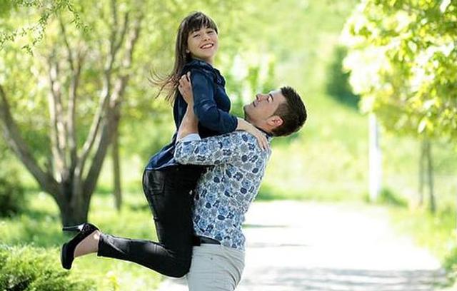 异地恋情侣久别重逢,因男友用力过度,导致女友骨折!