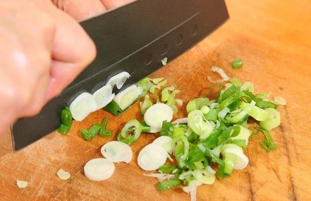 别再搞混!葱、蒜怎么分?2 个地方让你一目了然!|蒜苗|葱白|大蒜_新浪新闻
