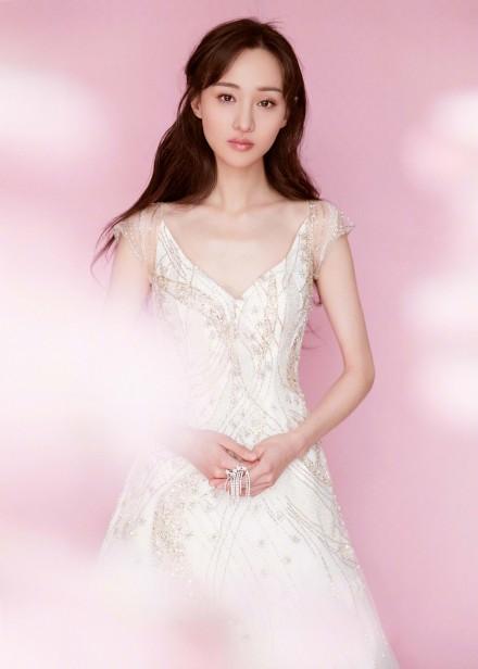 郑爽穿深v宝石礼服卷发披肩 灵气十足