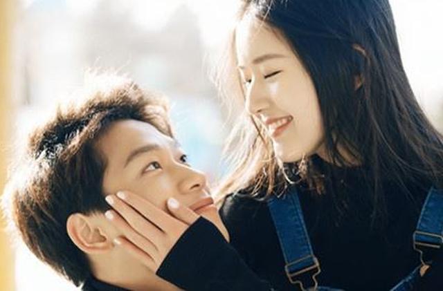 暗恋你的男人,虽然没勇气和你表白,但大多会用这种眼神看着你