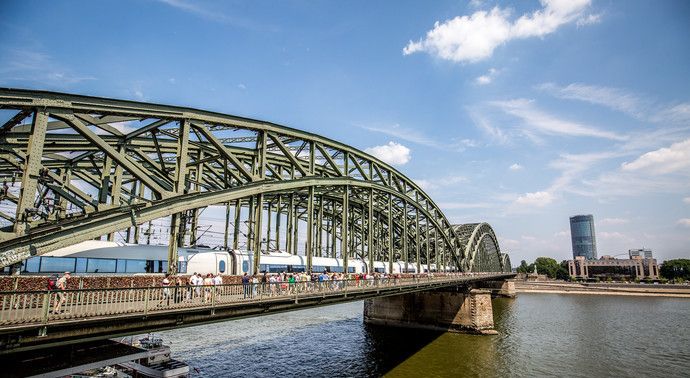 德国科隆霍恩佐伦大桥,挂满同心锁,成了大家口中的科隆爱情桥