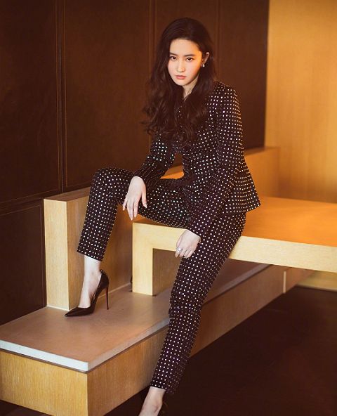 看惯了刘亦菲温柔的样子,看到她"霸气"的样子,"帅"出新高度