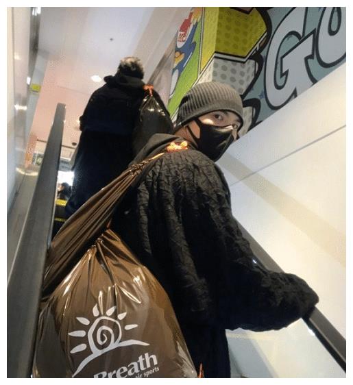 向佐郭碧婷在日本疯狂“买口罩”看到他们购物袋之后，粉丝流泪