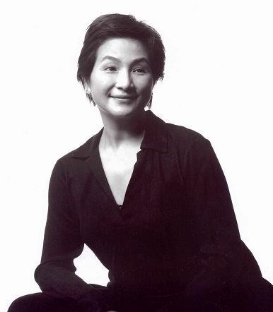 港姐原子鏸嫁外国人度蜜月妈妈郑佩佩同行73岁不减打女风范