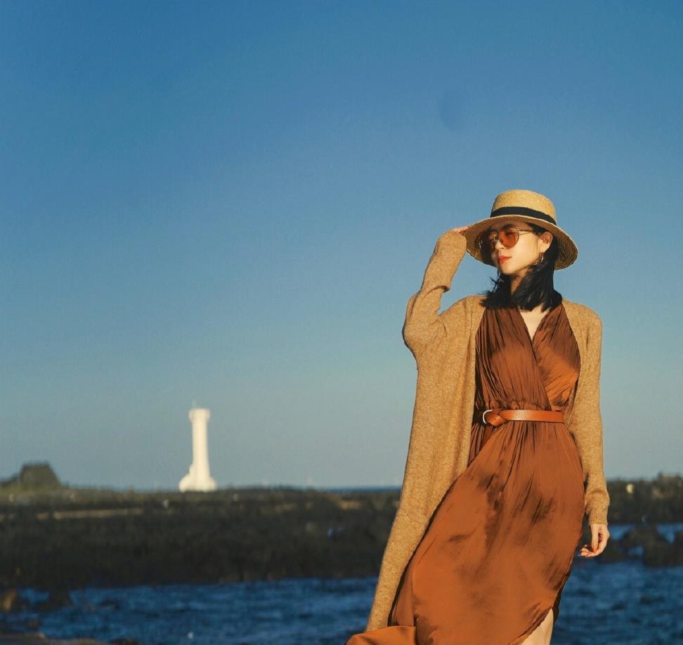 女生出去旅游就要高级,大地色连衣裙搭尖头皮鞋,这颜色太高档了