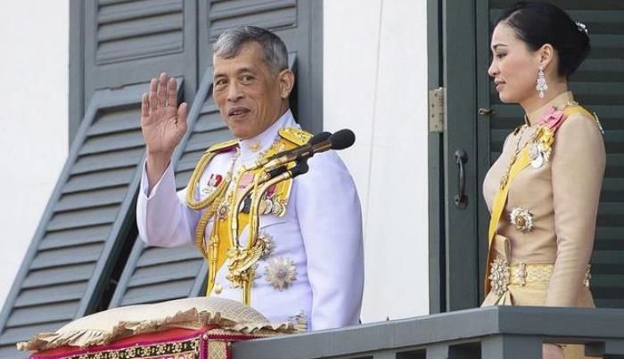 同样是亚洲王室君主,德仁和泰国国王登基画面大不同,后者更开放