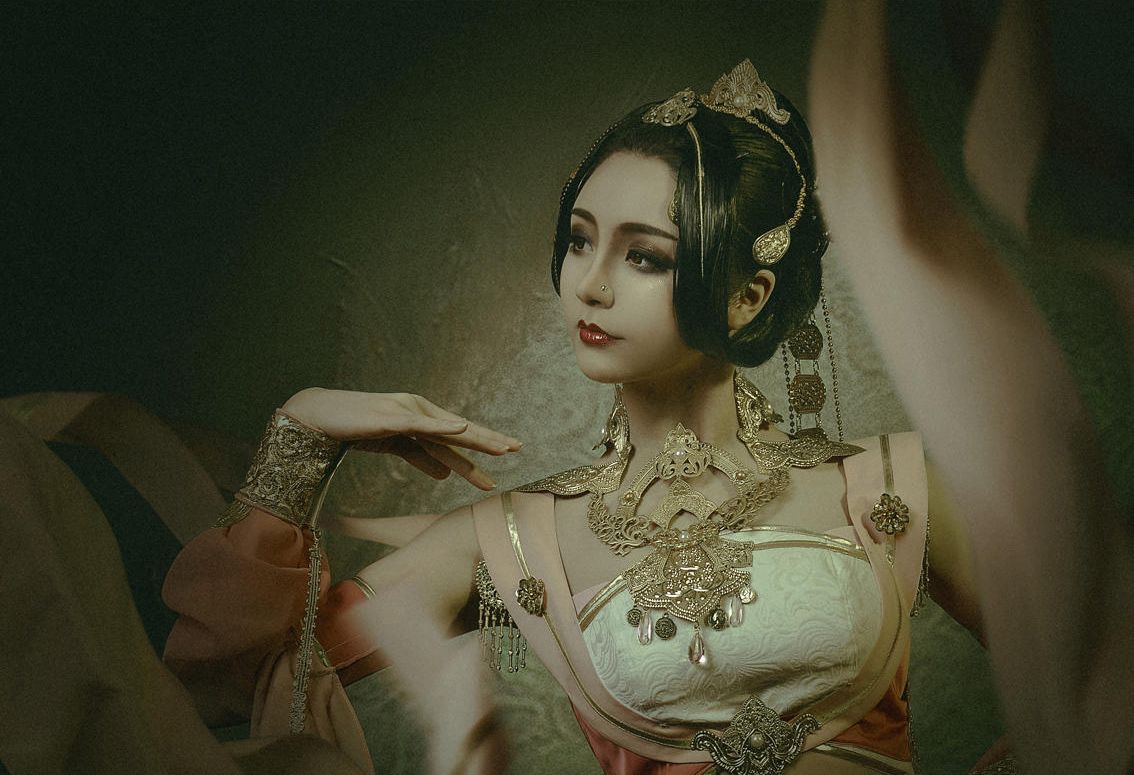 国人coser:熊熊伊南娜 很有艺术感的一组cos国人coser:熊熊伊南娜 很