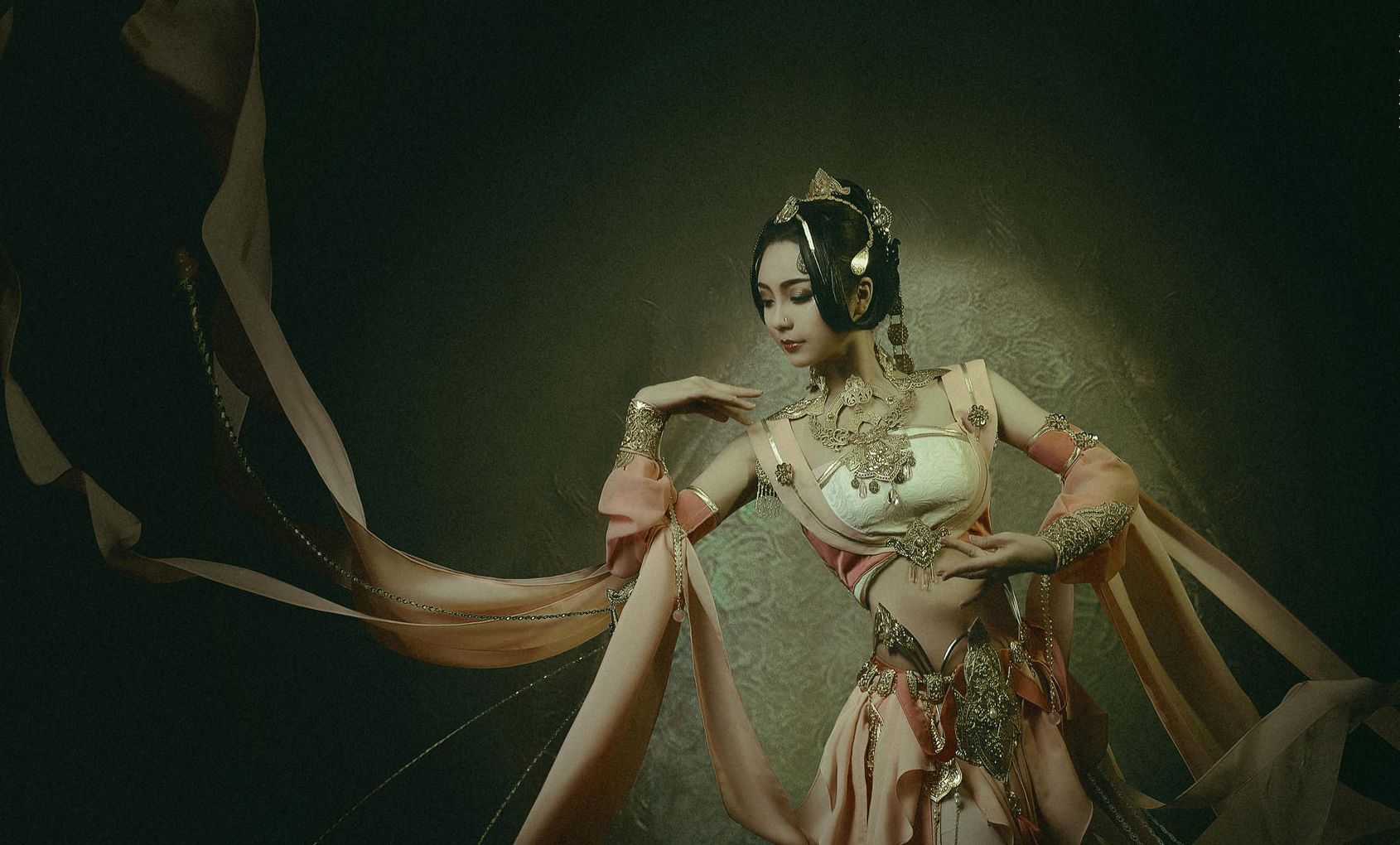 这组cosplay作品来自于国人coser:熊熊伊南娜 摄影:@摄影影豆 cos的