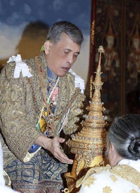 同样是亚洲王室君主,德仁和泰国国王登基画面大不同,后者更开放