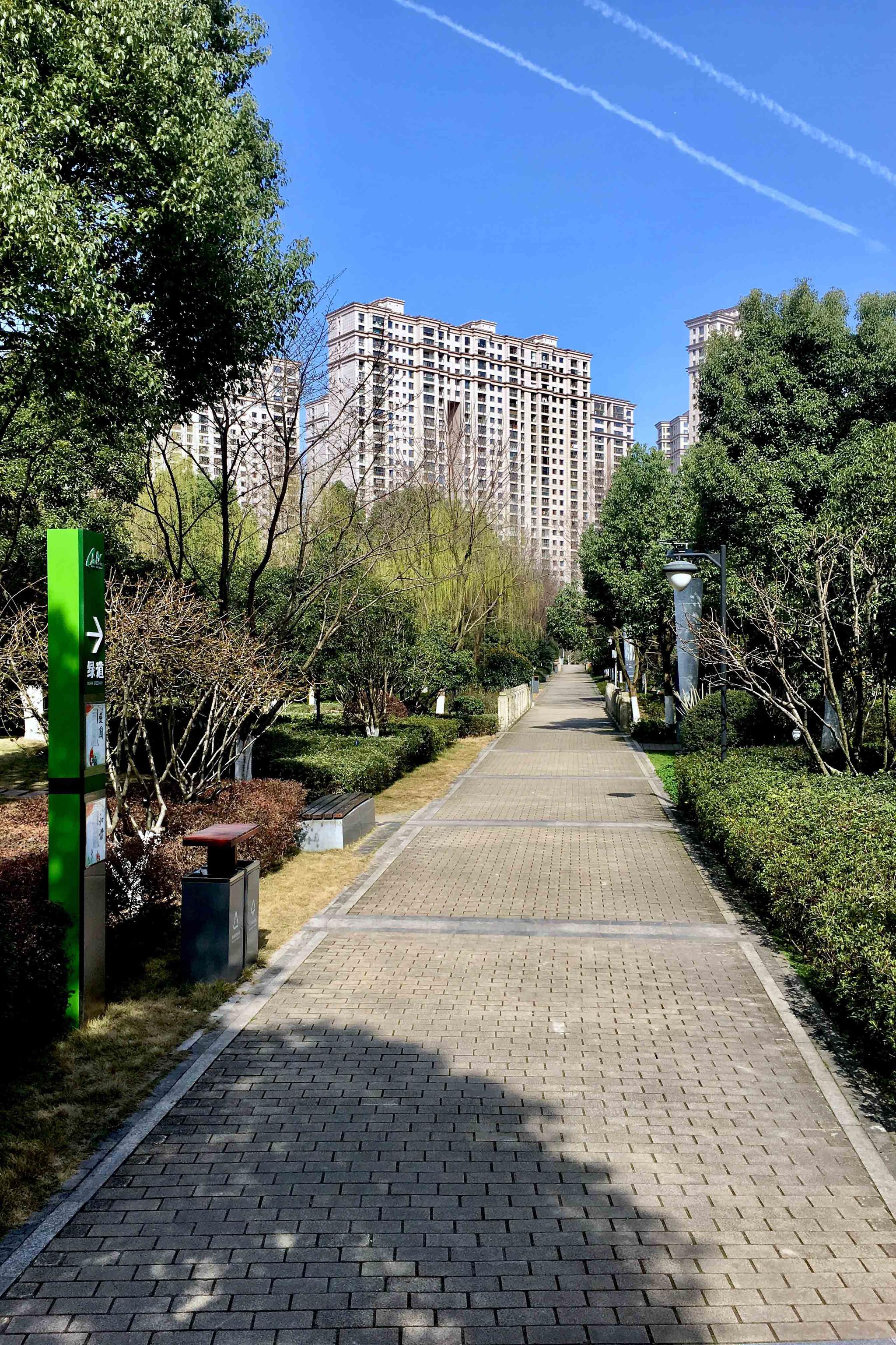 蓝天白云下的王家墩公园【湖北武汉 江汉区】