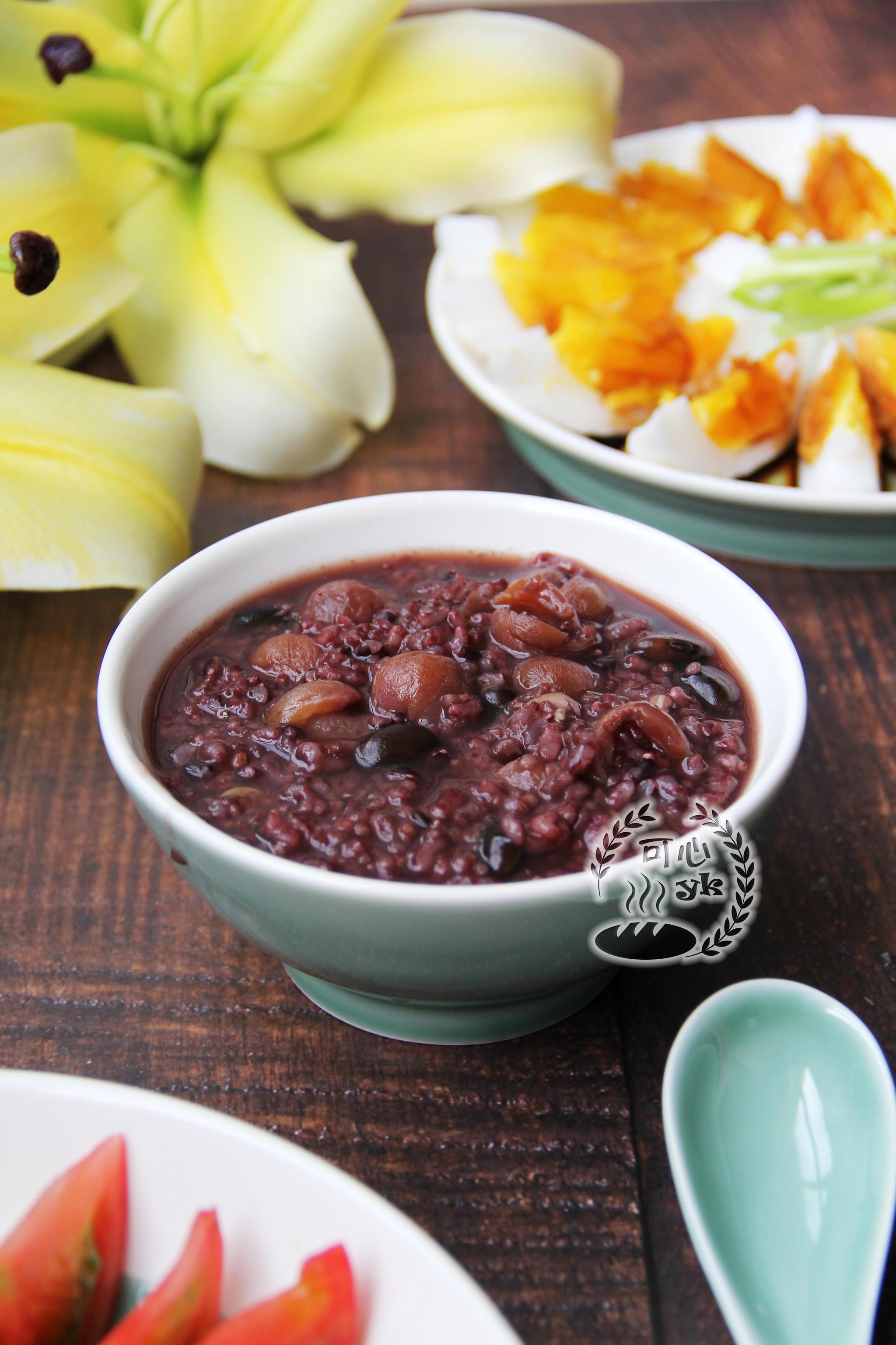 [调皮]今天的早餐:杂粮粥,鹅蛋拌酱油,鸭蛋,西红柿.