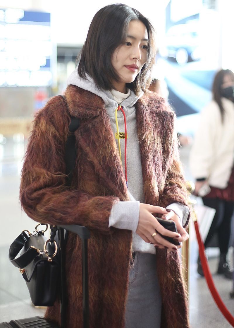 刘雯街拍:焦糖色大衣叠穿帽衫 chloe黑色c bag温柔百搭_高清图集_新浪