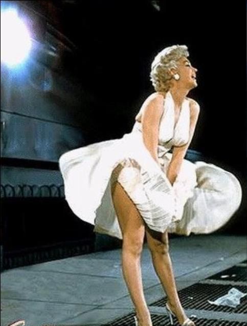 老照片:梦露经典照拍摄现场,暖风将裙子吹起,全场人员为此疯狂