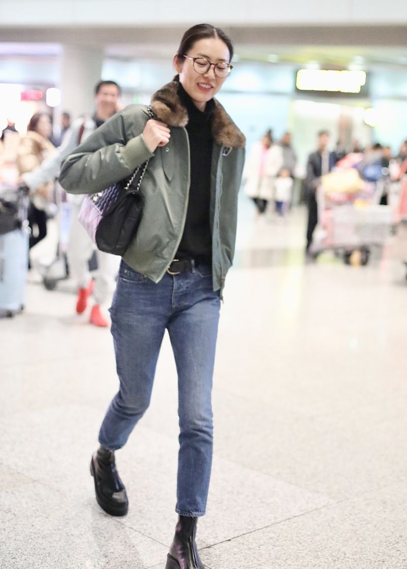 刘雯街拍:dazzle毛领夹克牛仔裤chanel单肩包 帅气时髦