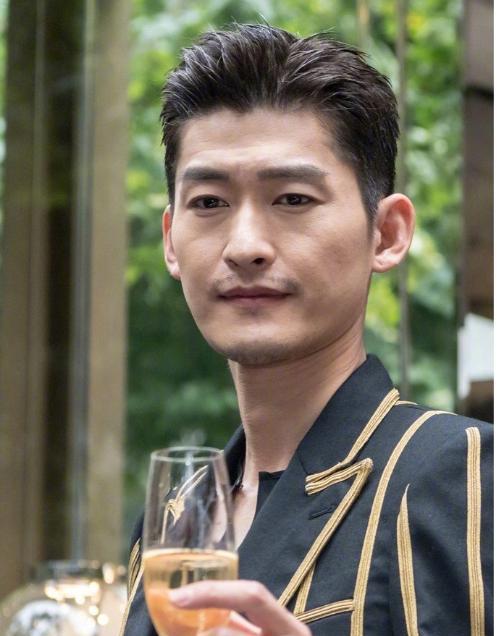 近期参加活动的张翰,眼神里充满疲惫!网友:脸下垂了