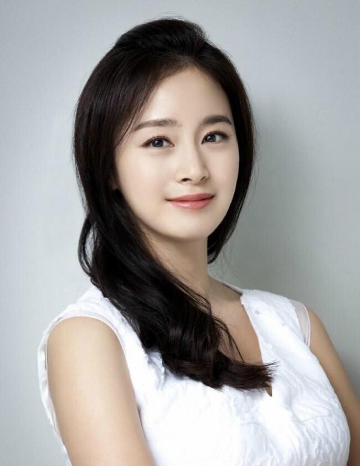 金泰熙天国的阶梯女主，天生丽质，被评韩国气质美女第一名