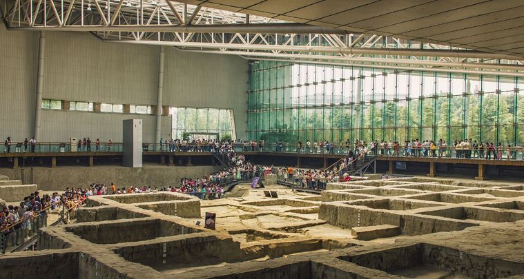 它是中国文化遗产的标志,商周时代遗址,出土了"太阳神鸟"