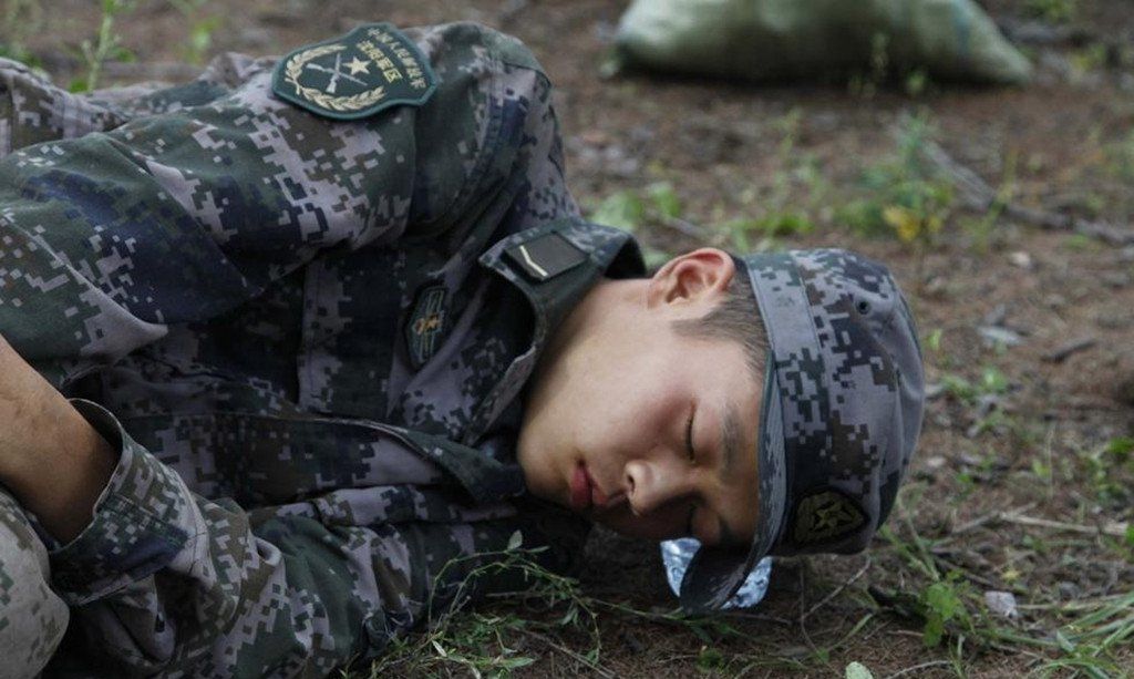 边防战士的睡姿图片
