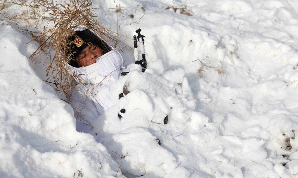 边防战士雪中睡觉图片图片
