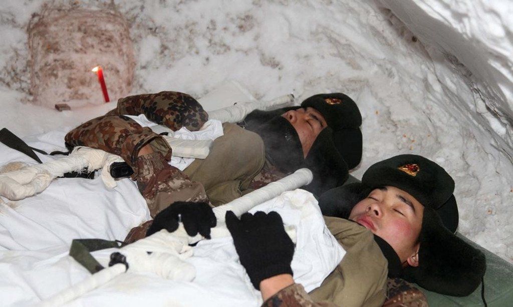 边防战士雪中睡觉图片