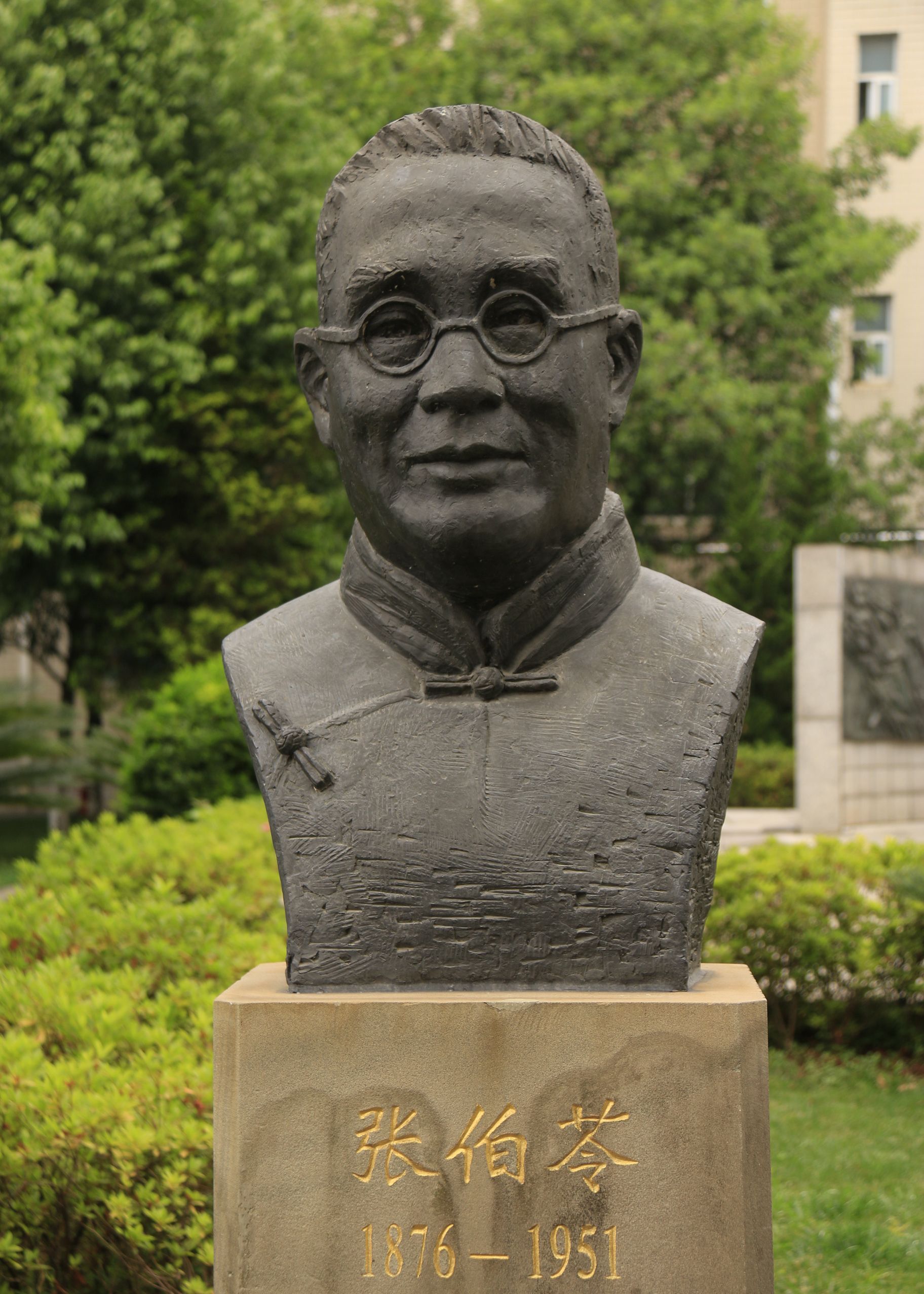 火红的"紫薇"是"国立西南联合大学"结的硕果吗?