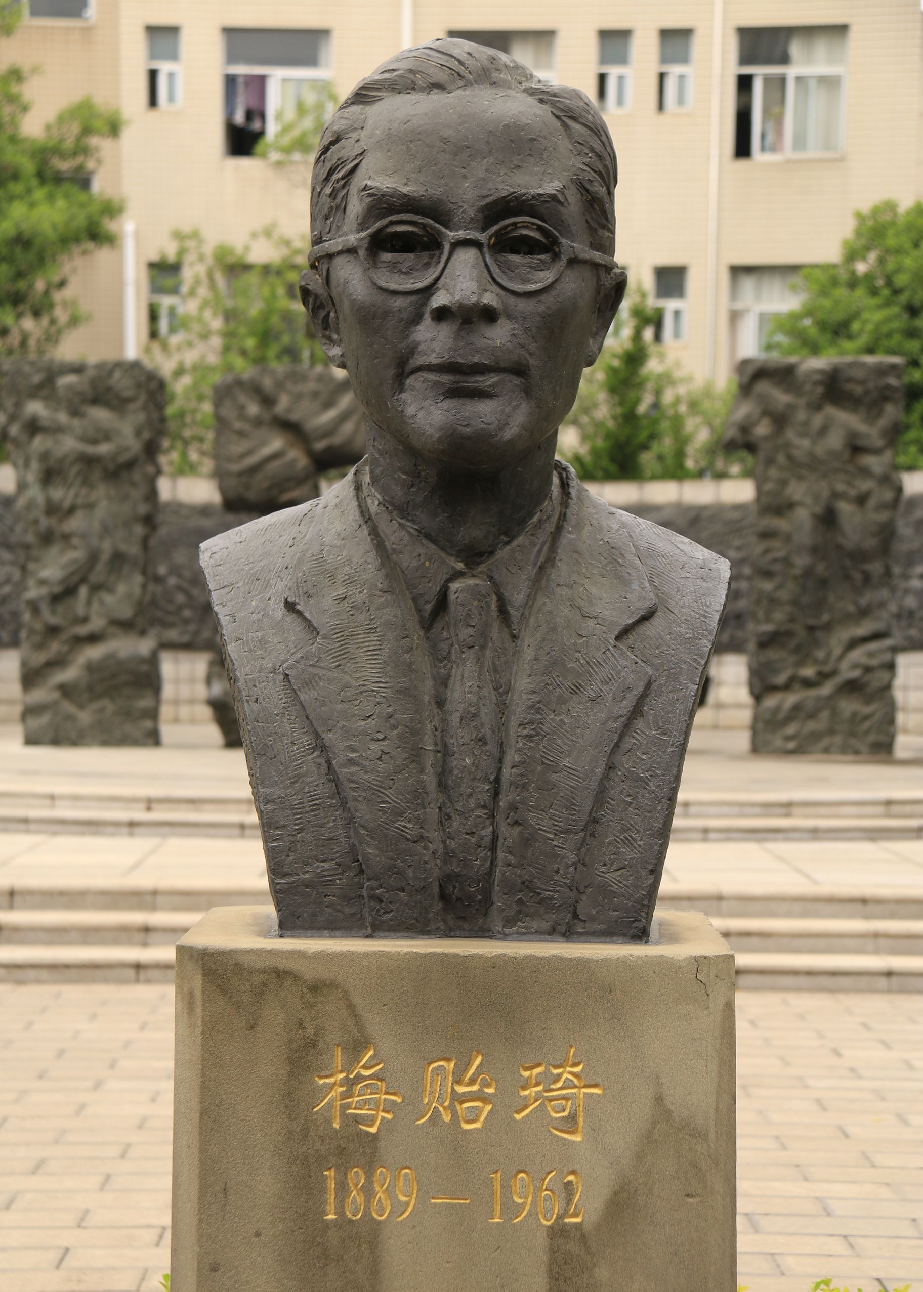 火红的"紫薇"是"国立西南联合大学"结的硕果吗?