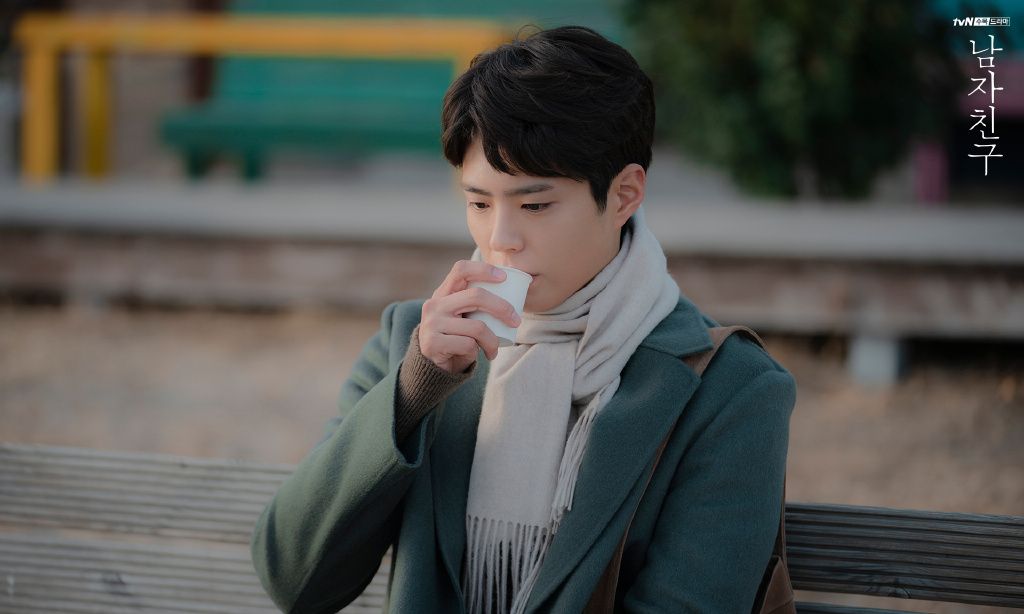 《男朋友》剧照公开:朴宝剑西装革履绅士风度,独坐喝茶氛围凄凉