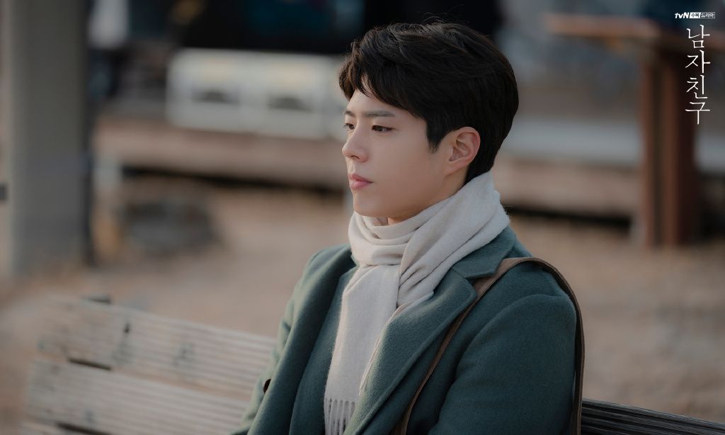 《男朋友》剧照公开:朴宝剑西装革履绅士风度,独坐喝茶氛围凄凉