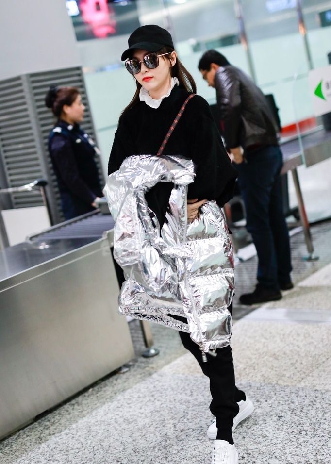 组图:唐嫣穿银色羽绒服闪耀机场 获粉丝送小礼物开心笑纳