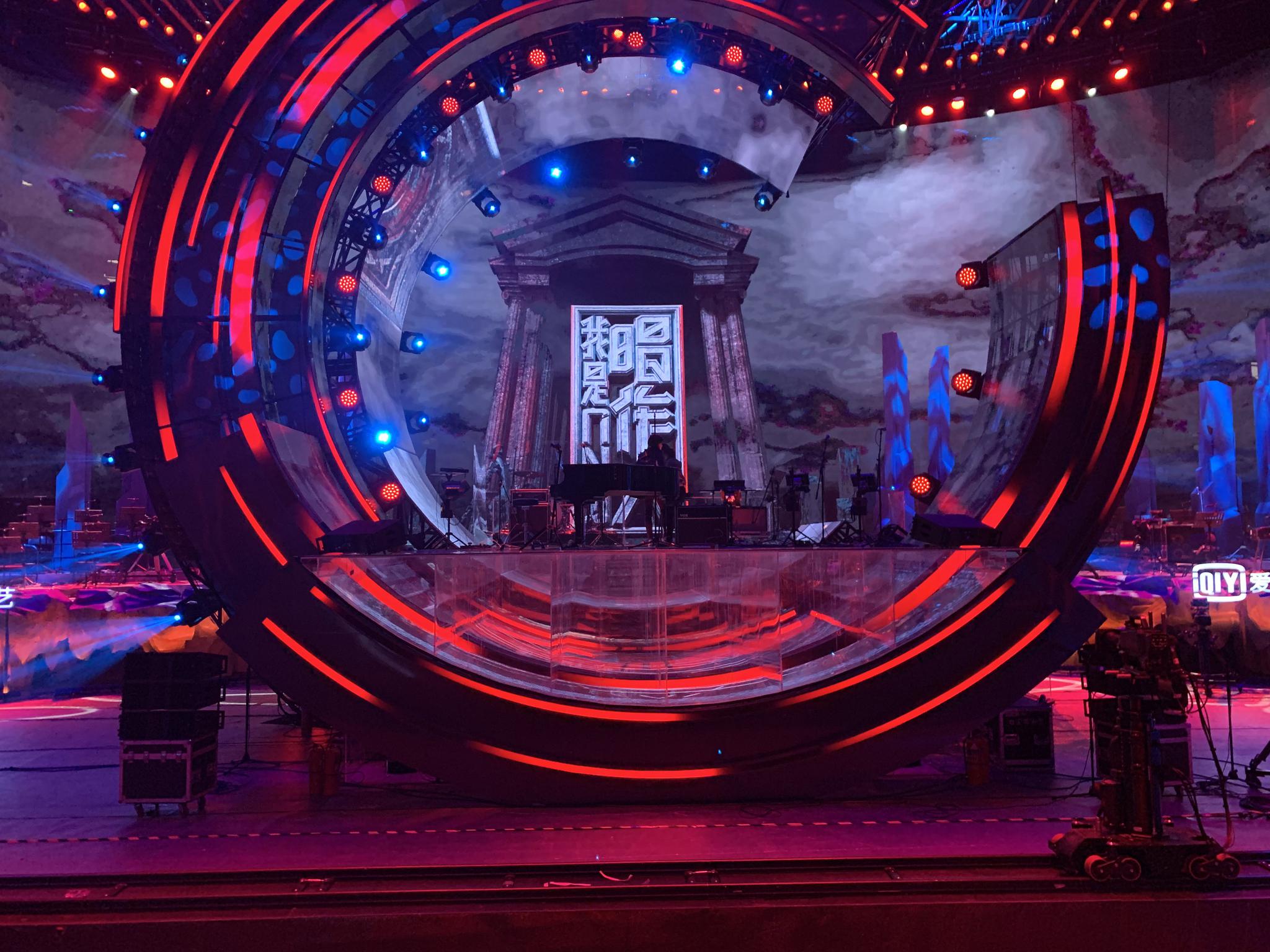 除了舞美设计上的大胆突破,《我是唱作人》为了解决大部分音乐综艺