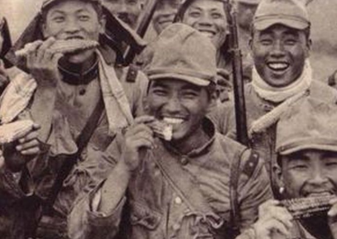 抗日时期老照片:图二日军炊事班在宰杀一只羊,图五日军啃着玉米|日军|炊事班|抗日_新浪新闻