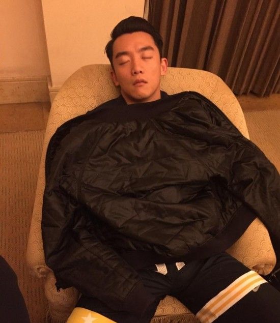 明星睡觉时的私密照:郑恺一脸和蔼的样子,王俊凯熟睡的样子好萌