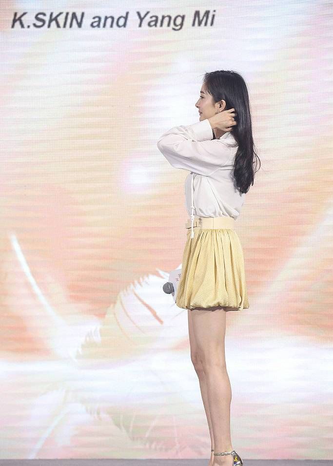 杨幂 穿纯白真丝衬衫搭短裙 大秀细长美腿