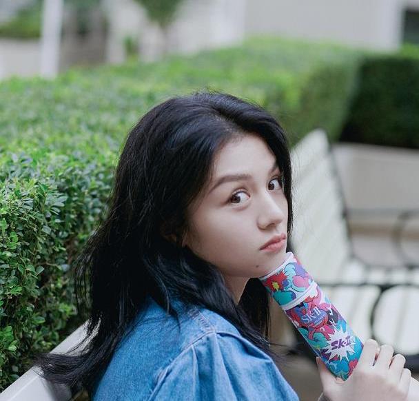 签约壹心娱乐是低调的实力派,穿牛仔连体裤秀美腿,清爽又少女|连体裤|