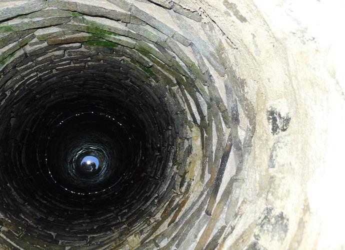 奇了广东一400年古井自己冒水村民从井里捞出大量神秘生物