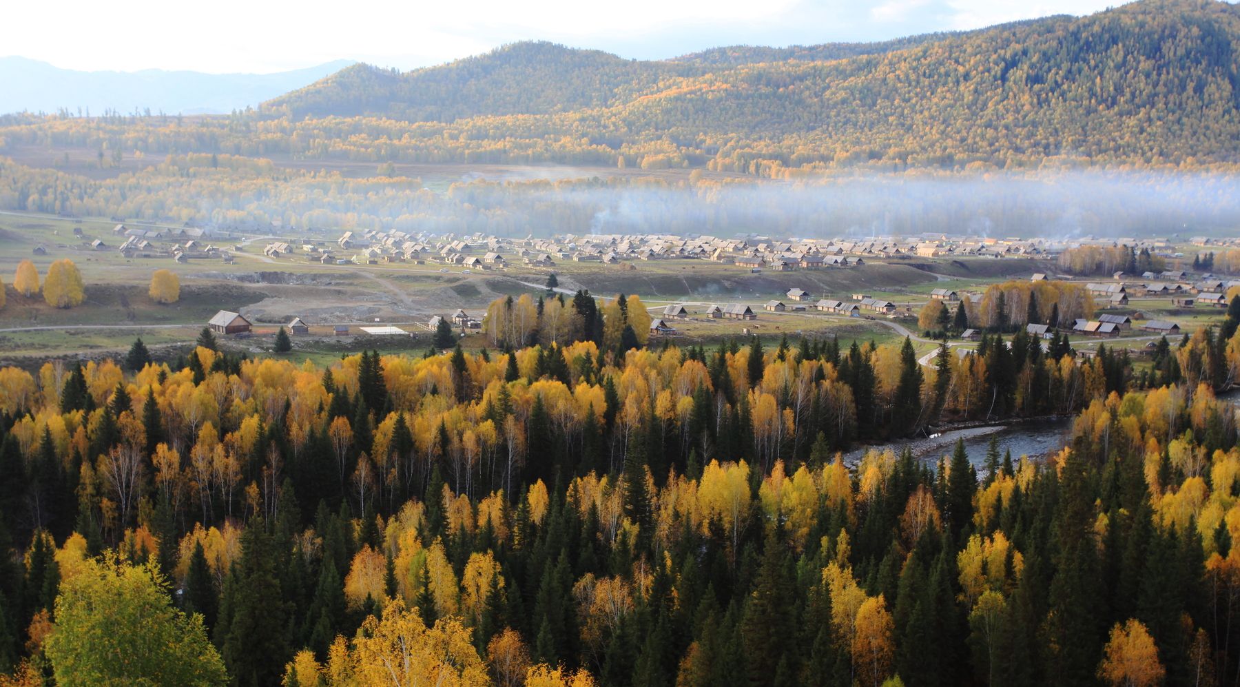 1 / 8 禾木草原位于布尔津县喀纳斯河与禾木河交汇区的山间断陷盆地中