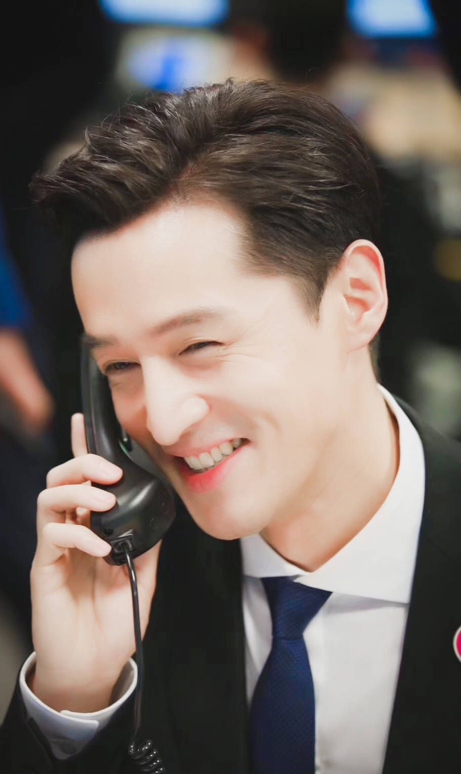 胡歌,一个被岁月厚待的大男孩,笑起来太有感染力了!