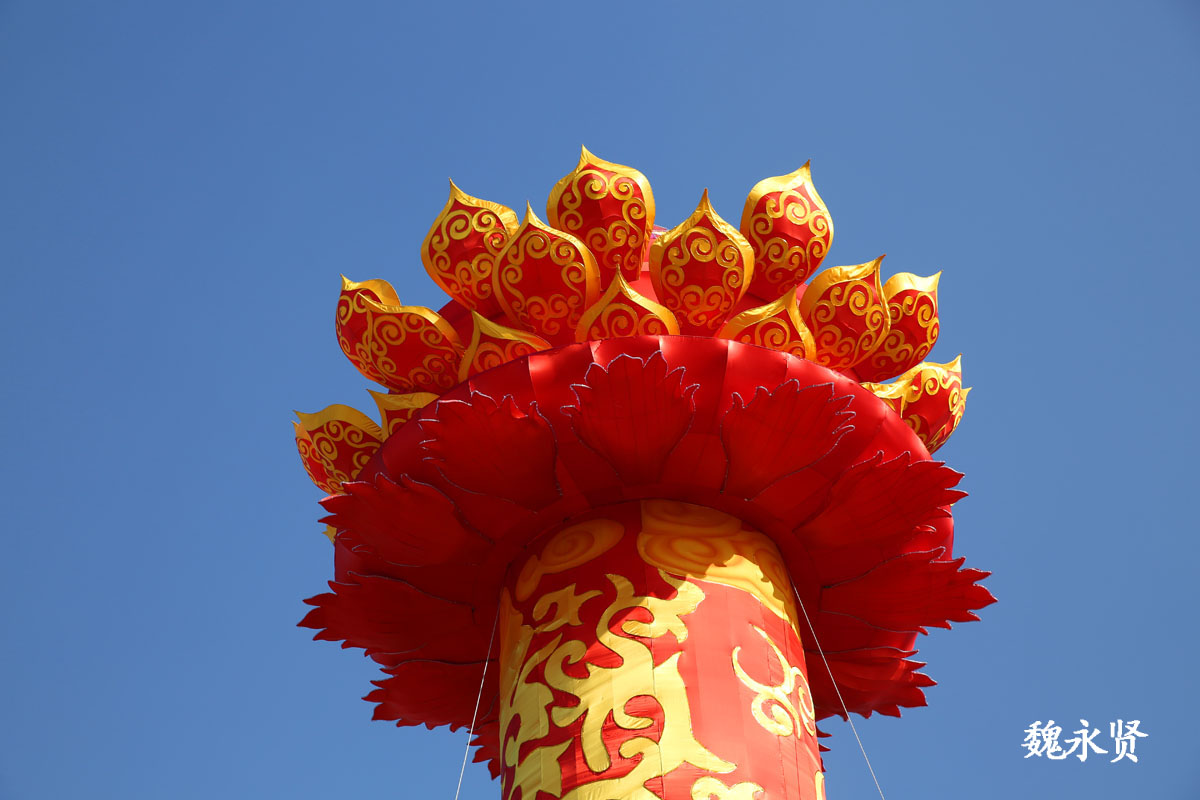 大唐芙蓉园御苑门外龙凤呈祥彩灯惊艳亮相有6层楼高