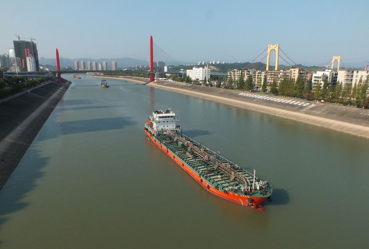 湖北宜昌:长江航运 长江三峡10号豪华邮轮即将进入葛洲坝船闸