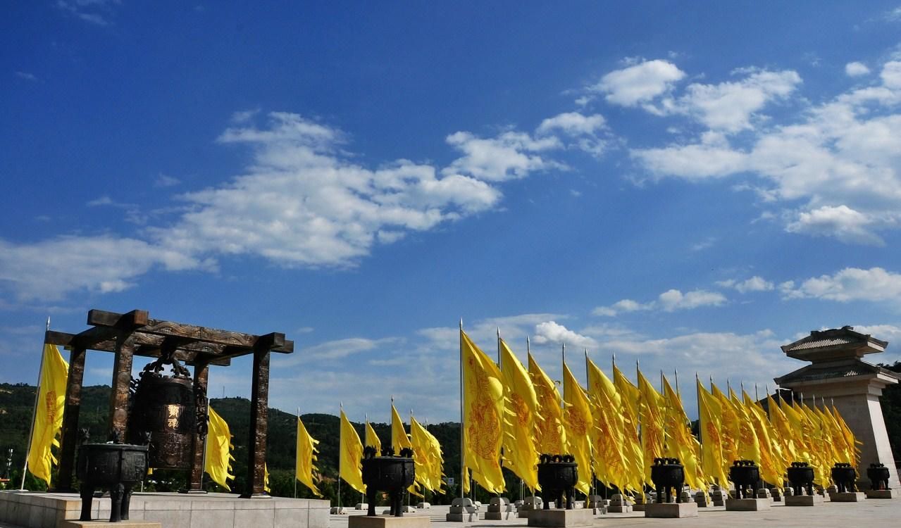 是中华民族始祖黄帝轩辕氏的陵墓,相传黄帝御升天,故此陵墓为衣冠冢.