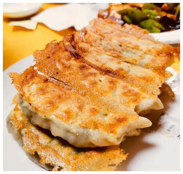 青岛老字号锅贴店,大爷大妈坐公交也要去吃,三鲜馅儿更是记忆味