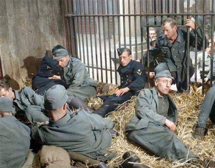 经典老照片:图1被关在笼子里的德国战俘,图4德国战俘的悲惨生活