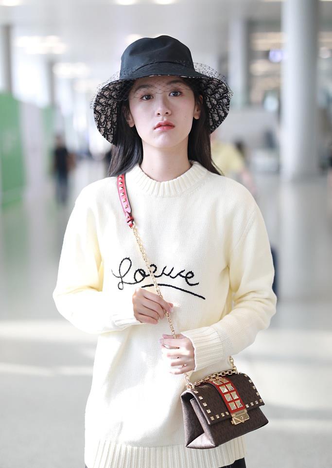 袁冰妍减龄穿搭,黄色针织毛衣搭配黑色小短裙,"漫画腿"实力抢