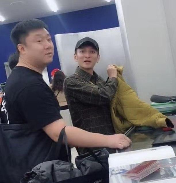网友偶遇日本购物的李维嘉,被拍怒怼现场一度尴尬,被批没礼貌