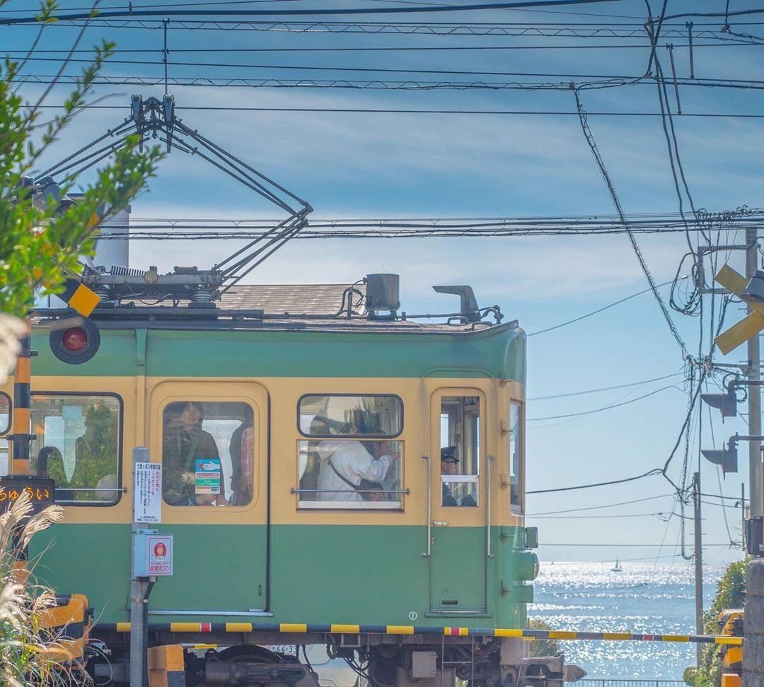 小清新壁纸 动漫场景里清新可爱的日式电车壁纸