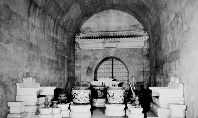 直击明定陵发掘现场:图3郭沫若在地宫内,图8是打开后的皇帝棺椁