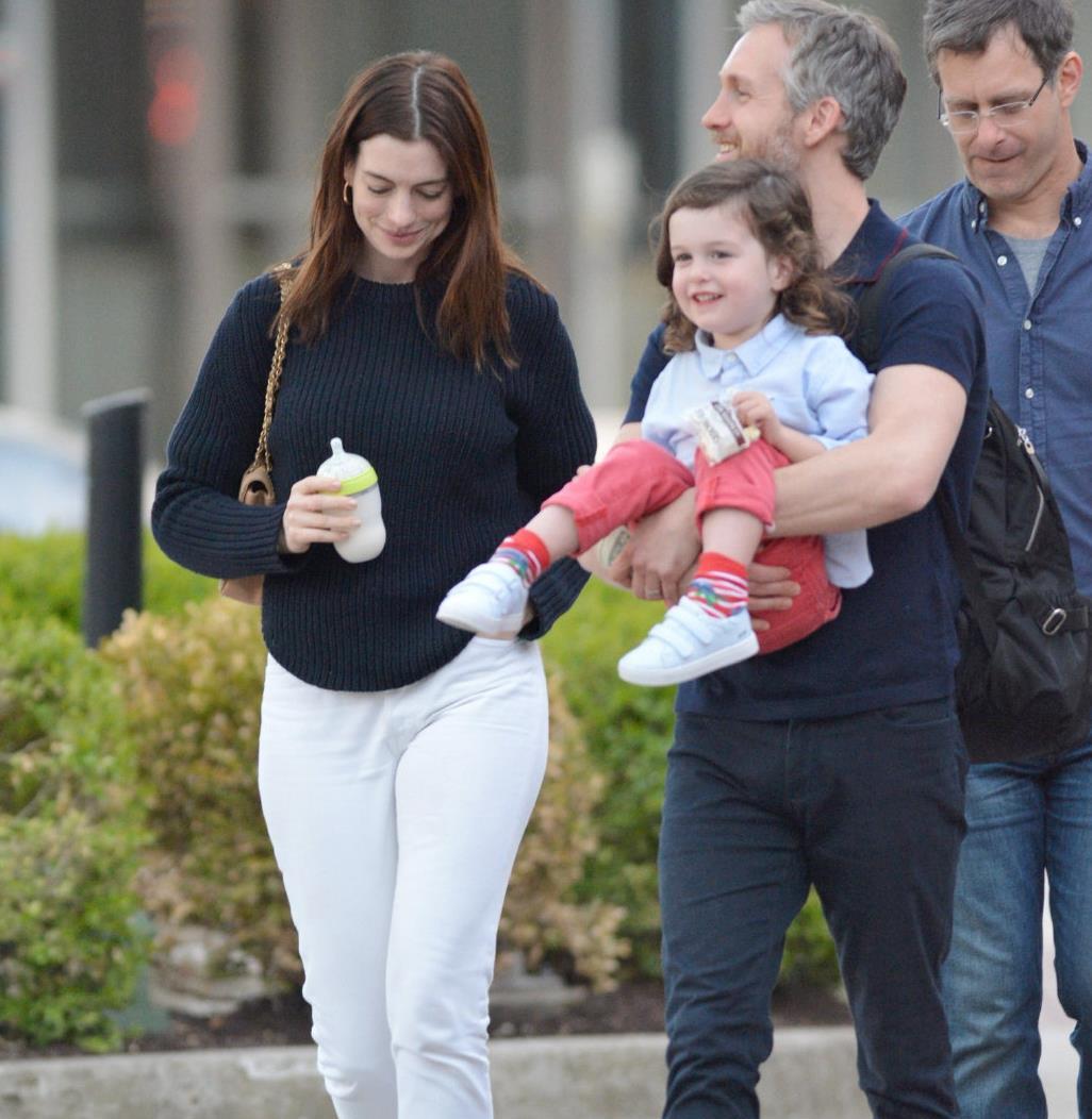 安妮海瑟薇现在和老公斯坦福有一个三岁的儿子,生完第一个娃后,安妮还