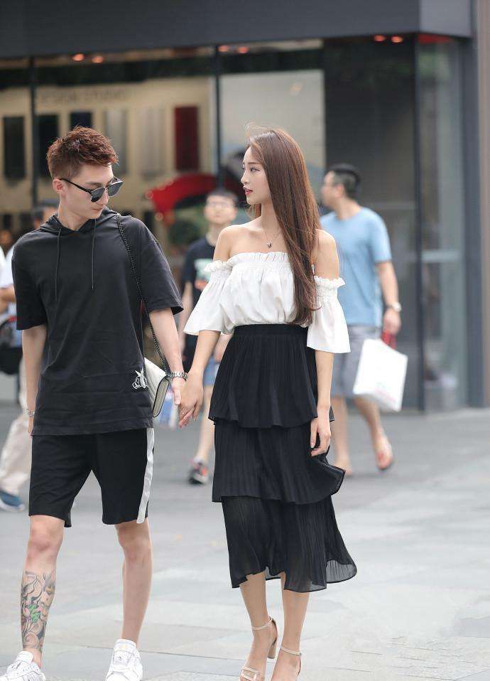 街拍:帅哥美女一起手牵手逛街,仿佛看到了爱情的模样